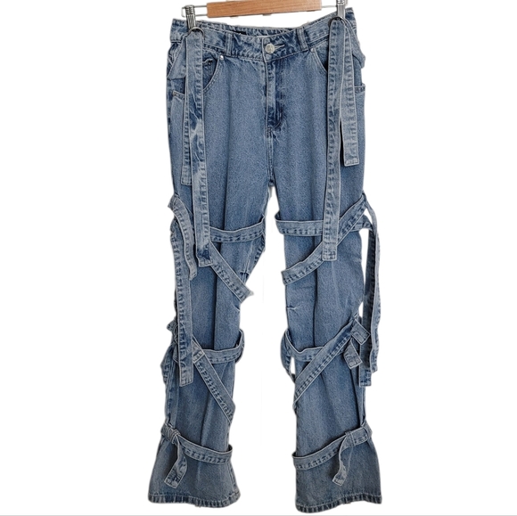 Maniere De Voir Talia Denim Strap Cargo Jeans in Mid Blue - Picture 6 of 15
